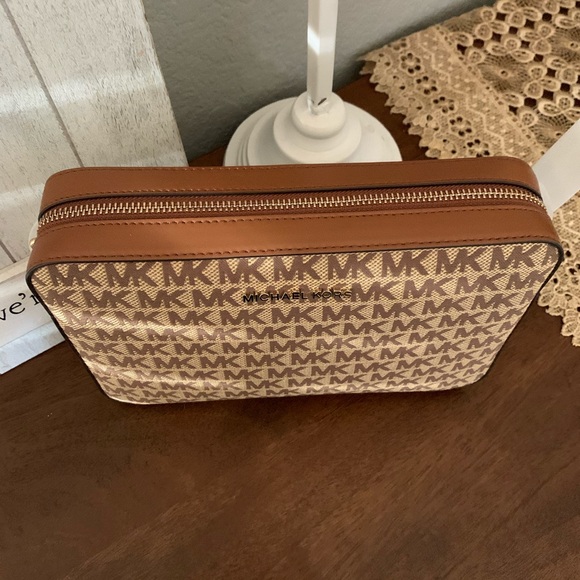 New Mk jet set large EW crossbody ♥️ - Picture 7 of 8
